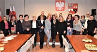 Starosta Płoński oraz przedstawiciele Kół Gospodyń Wiejskich w trakcie szkolenia z księgowości.