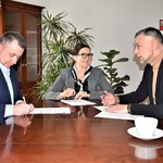 Starosta Elżbieta Wiśniewska oraz Wicestarosta Krzysztof Wrzesiński podpisują umowę z przedstawicielem klubu Football Academy Płońsk.