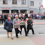 Składanie kwiatów przez delegacje pod pomnikiem upamiętniającym uchwalenie Konstytucji 3 Maja