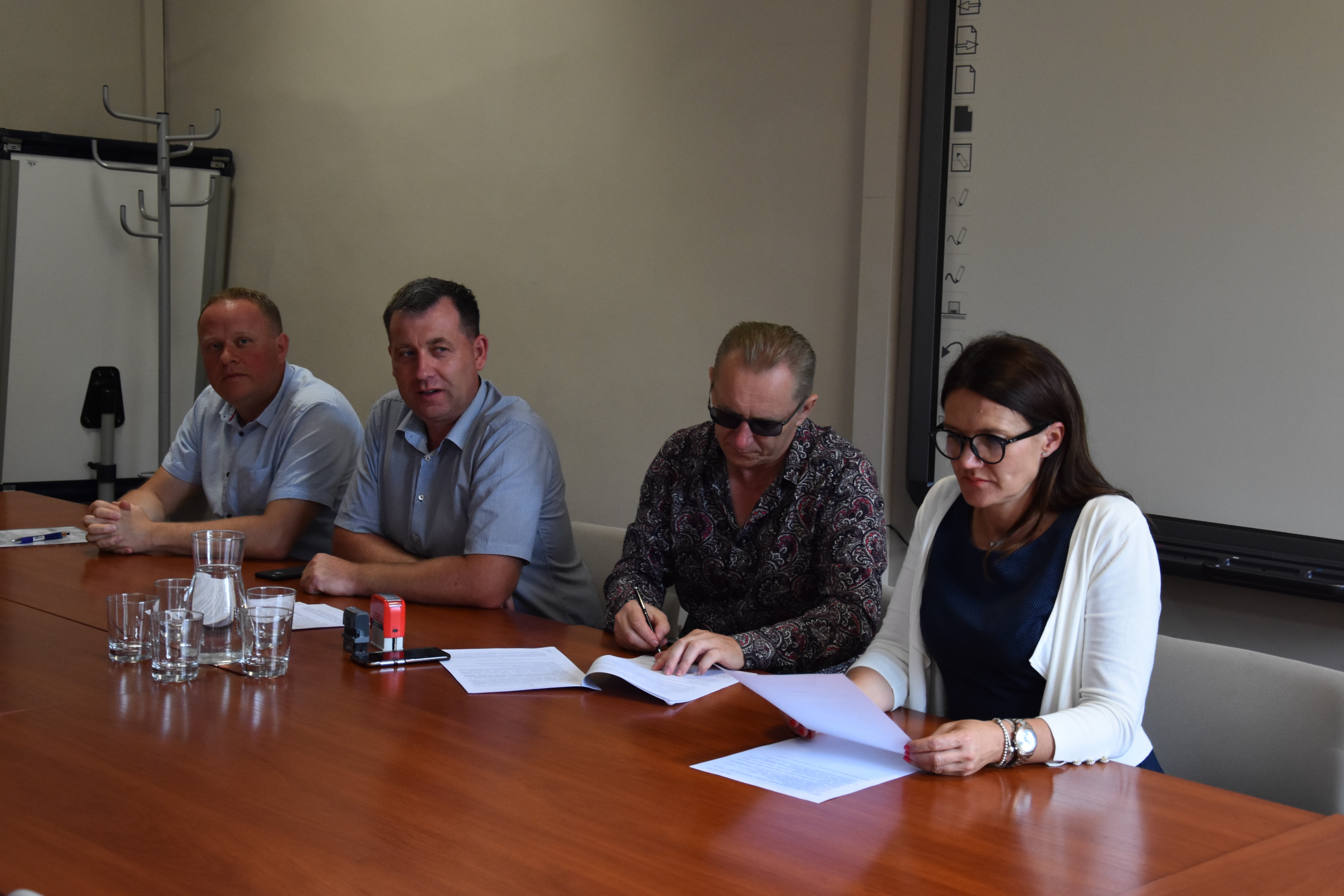 Ilustracja do artykułu Przedstawiciele powiatu oraz firmy Wapnopol podpisują umowę na remont dróg.JPG