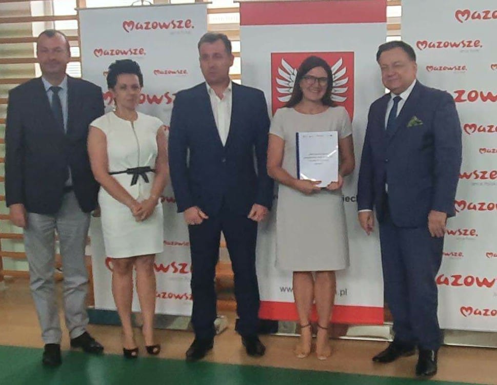 Ilustracja do artykułu podpisanie umowy o partnerstwie między przedstawicielami powiatu i województwa mazowieckiego.jpg