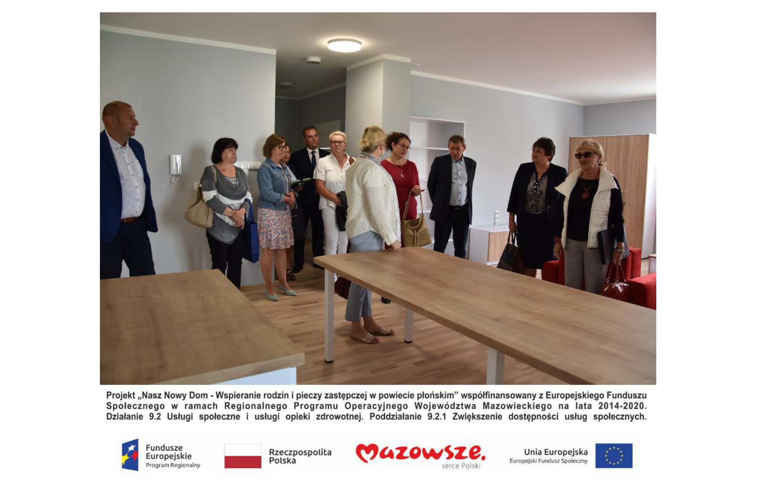 Ilustracja do artykułu Radni powiatu płońskiego, przedstawiciele Domu Dziecka i starostwa oglądają mieszkania rodzinkowe._01.jpg