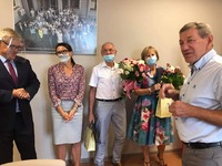 Ilustracja do artykułu Dyrektorzy placówek oświatowych otrzymali kwiaty i dyplomy od starosty przewodniczącego rady i radnych.jpg