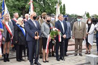 Ilustracja do artykułu Delegacja powiatu płońskiego z wiązanką kwiatów oraz inni uczestnicy obchodów wybuchu II wojny światowej.jpg