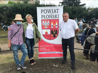 Ilustracja do artykułu Radni powiatu płońskiego na tle powiatowego rollupa podczas otwarcia imprezy Most Jagiełły.jpg