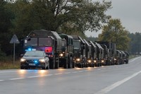Kolumna pojazdów wojskowych w trakcie jazdy drogą krajową.jpg