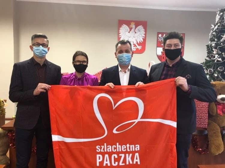 Przedstawiciele Zarządu Powiatu Płońskiego trzymają baner szlachetnej paczki.jpg