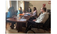 Przedstawiciele społecznej rady ds. osób niepełnosprawnych siedzą przy stole w gabinecie Starosty_01.jpg