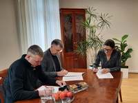 Trzy osoby podpisują umowy. Od lewej: przedstawiciel OSP Latonice, Wicestarosta Krzysztof Wrzesiński i Starosta Płoński Elżbieta Wiśniewska