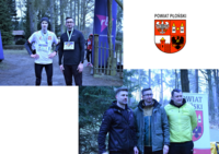 Dwa zdjęcia zestawione razem, w lewym górnym rogu biegacz i Robert Adamski Członek Zarządu Powiatu Płońskiego, dolny prawy róg trzech mężczyzn na tle herbu Powiatu Płońskiego.