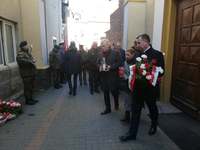 Delegacja Powiatu Płońskiego składa kwiaty pod tablicą upamiętniającą Żołnierzy Wyklętych