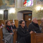 Kobiety i męzczyźni siedzący w ławce podczas mszy w kościele.JPG