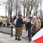 Delegacja władz miejskich podaje do słożenia kwiaty, po prawej flaga Polska.JPG