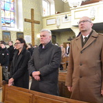 Ludzie w kościele podczas mszy.JPG