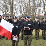 Od lewej flagi Polskie i młodzież klas mundurowych w lasku katyńskim.JPG