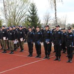 Uczniowie klas mundurowych stoją w dwuszeregu.