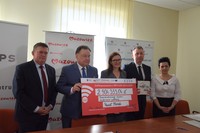 Starosta Płoński Elżbieta Wiśniewska odbiera od Marszałka Województwa Mazowieckiego symboliczny czek na kwotę prawie 3 milionów złotych.