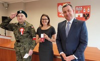 Starosta Płoński Elżbieta Wiśniewska i Wicestarosta Krzysztof Wrzesiński wręcza Panu Stefanowi Konwerskiemu honorową odznakę.