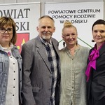 Dyrektor PCPR Agnieszka Piekarz, państwo Magdalena i Mirosław Wacko, Starosta Elżbieta Wiśniewska.