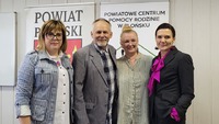 Dyrektor PCPR Agnieszka Piekarz i Starosta Elżbieta Wiśniewska z państwem Magdaleną i Mirosławem Wacko.