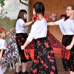 Dzieci z koła zainteresowań ze Specjalnego Ośrodka Szkolno-Wychowawczego w Jońcu w trakcie występu tanecznego