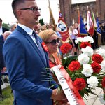 Członek zarządu Powiatu Płońskiego Robert Adamski i sekretarz powiatu Anna Czernawska podczas obchodów święta Wojska Polskiego. 
