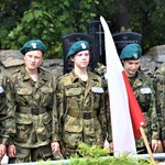 Uczniowie klas mudnurowych ZS nr 1 z flagą Polski. 