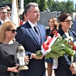 Starosta Elżbieta Wiśniewska, Wicestarosta Krzysztof Wrzesiński oraz Sekretarz Powiatu Anna Czerniawska podczas składania kwiatów na cmentarzu.