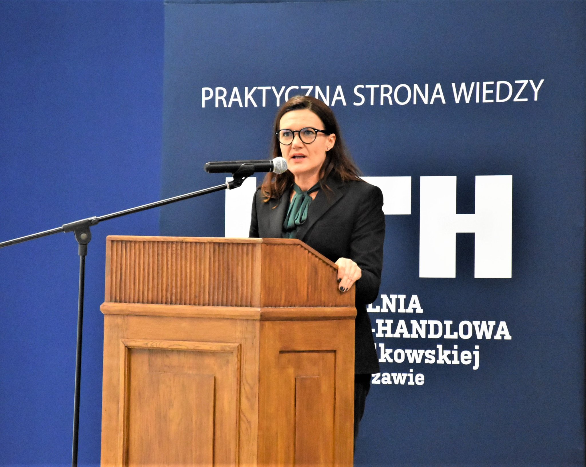 Starosta Płoński Elżbieta Wiśniewska przemawia na inauguracji roku akademickiego w Wydziale Zamiejscowym UTH.