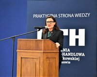 Starosta Płoński Elżbieta Wiśniewska przemawia na inauguracji roku akademickiego w Wydziale Zamiejscowym UTH.