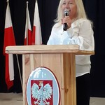 Dyrektor ZS w Czerwińsku nad Wisłą przemawia do mikrofonu.