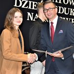 Członek Zarządu Powiatu Płońskiego Robert Adamski wręcza nagrody uczniom.