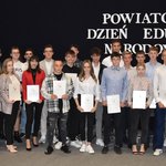 Przedstawiciele Powiatu Płońskiego z grupą uczniów po odebraniu nagród.