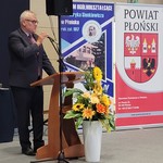 Przewodniczący Rady Powiatu Płońskiego Dariusz Żelasko podczas przemówienia. 