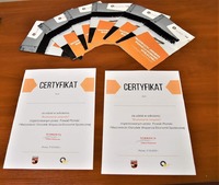 Certyfikaty dla osób biorących udział w szkoleniu.