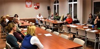 Przedstawiciele organizacji pozarządowych w trakcie otwartego spotkania konsultacyjnego dot. Projektu Programu Współpracy Powiatu Płońskiego z NGO na rok 2023.
