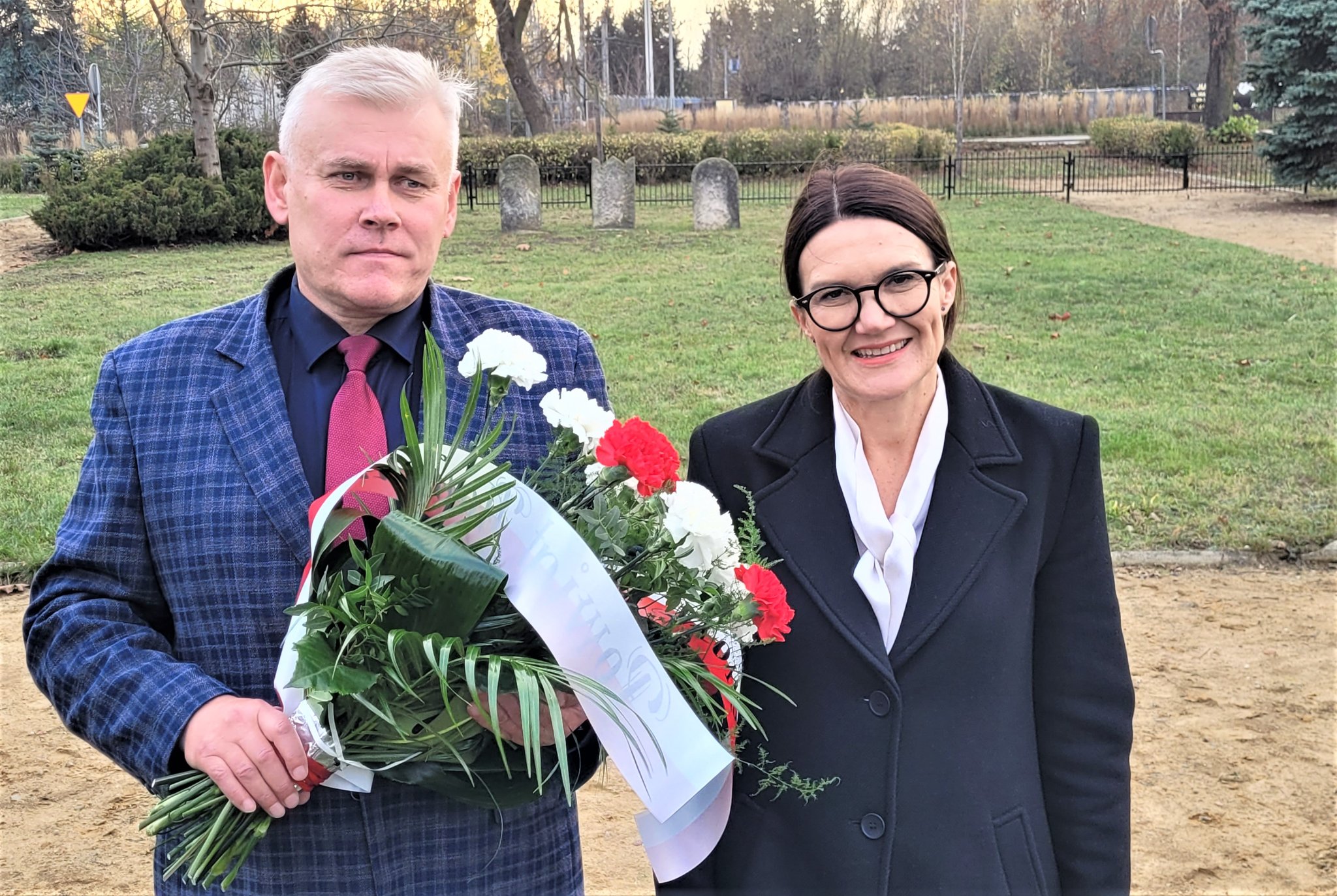 Na zdjęciu Starosta Płoński Elżbieta Wiśniewska oraz Przewodniczący Rady Powiatu Płońskiego Dariusz Żelasko w trakcie złożenia kwiatów na kirkucie przy ulicy Warszawskiej.