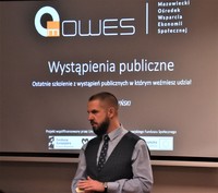 Trener Pan Paweł Pyrzyński w trakcie szkolenia "Wystąpienia publiczne".