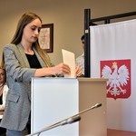 Radni w trakcie głosowania na Przewodniczącego Młodzieżowej Rady Powiatu Płońskiego.