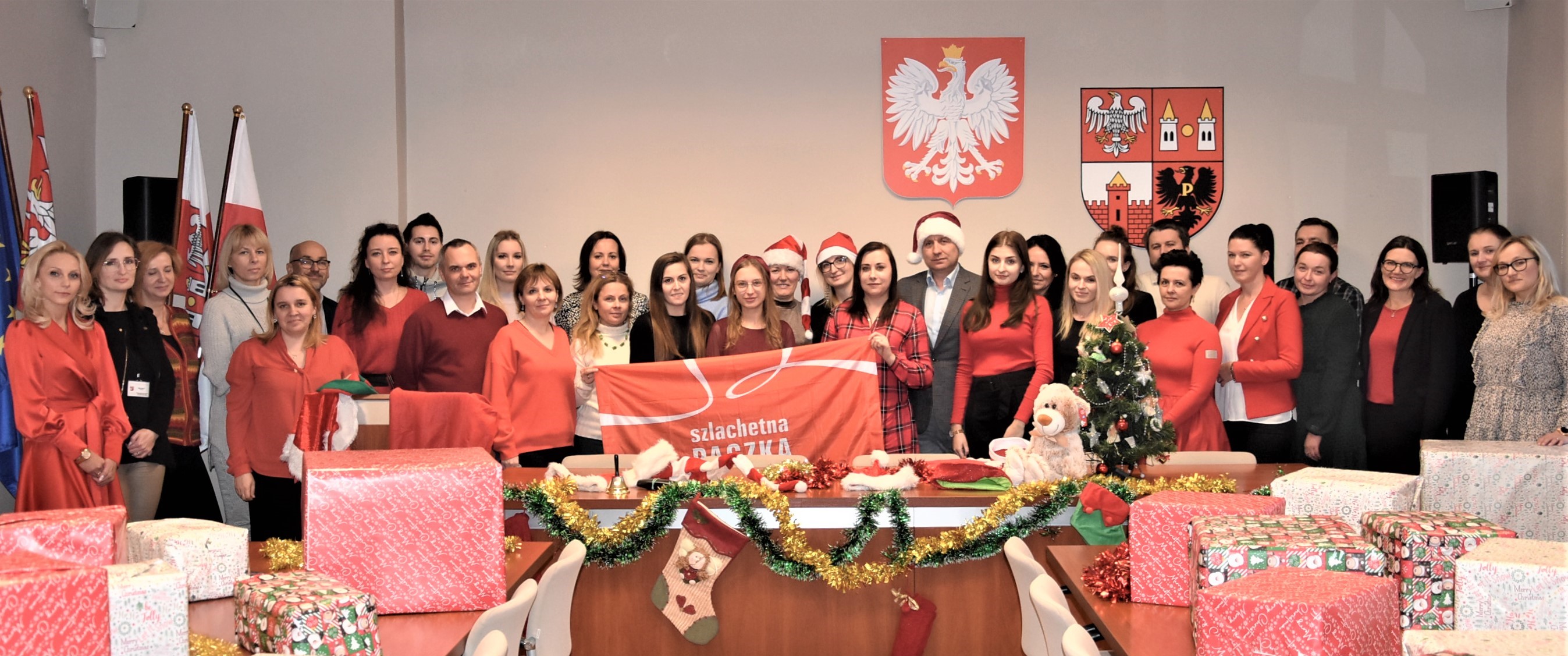 Zdjęcie grupowe pracowników Starostwa Powiatowego w Płońsku podczas akcji "Szlachetna Paczka".