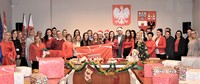 Zdjęcie grupowe pracowników Starostwa Powiatowego w Płońsku podczas akcji "Szlachetna Paczka".