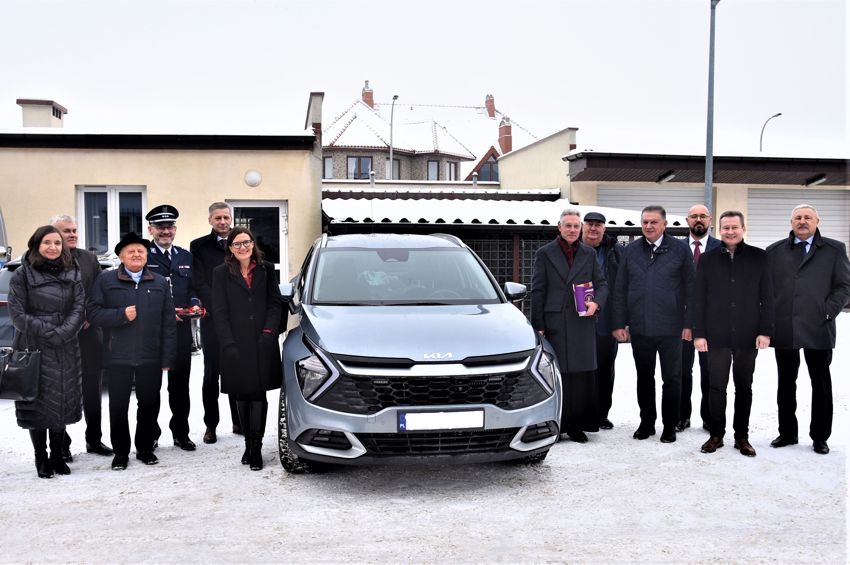 Grupowe zdjęcie przedstawicieli samorządów z terenu Powiatu Płońskiego podczas przekazania samochodu dla KPP.
