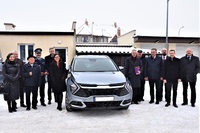 Grupowe zdjęcie przedstawicieli samorządów z terenu Powiatu Płońskiego podczas przekazania samochodu dla KPP.