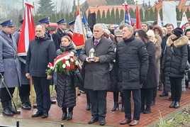 Delegacja Powiatu Płońskiego z kwiatami przy pomniku.