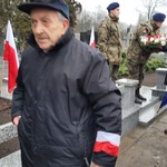 Przedstawiciel środowisk kombatanckich po złożeniu kwiatów na cmentarzu.