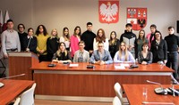 Zdjęcie grupowe Radnych Młodzieżowej Rady Powiatu Płońskiego ze Starostą
