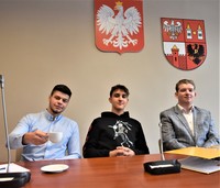 Radni Młodzieżowej Rady Powiatu Płońskiego podczas III Sesji.