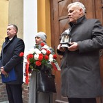 Przedstawiciele Powiatu Płońskiego w trakcie składania kwiatów.