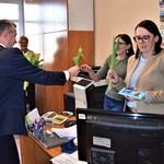 Przewodniczący Rady Powiatu Płońskiego oraz Wicestarosta Płoński wręczają tulipany Paniom pracującym w Starostwie.