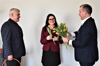 Przewodniczący Rady Powiatu Płońskiego oraz Wicestarosta Płoński wręczają tulipany Staroście.